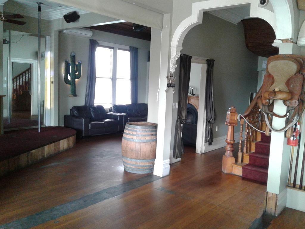 Shooters Saloon Hotel & Cabins Auckland Extérieur photo